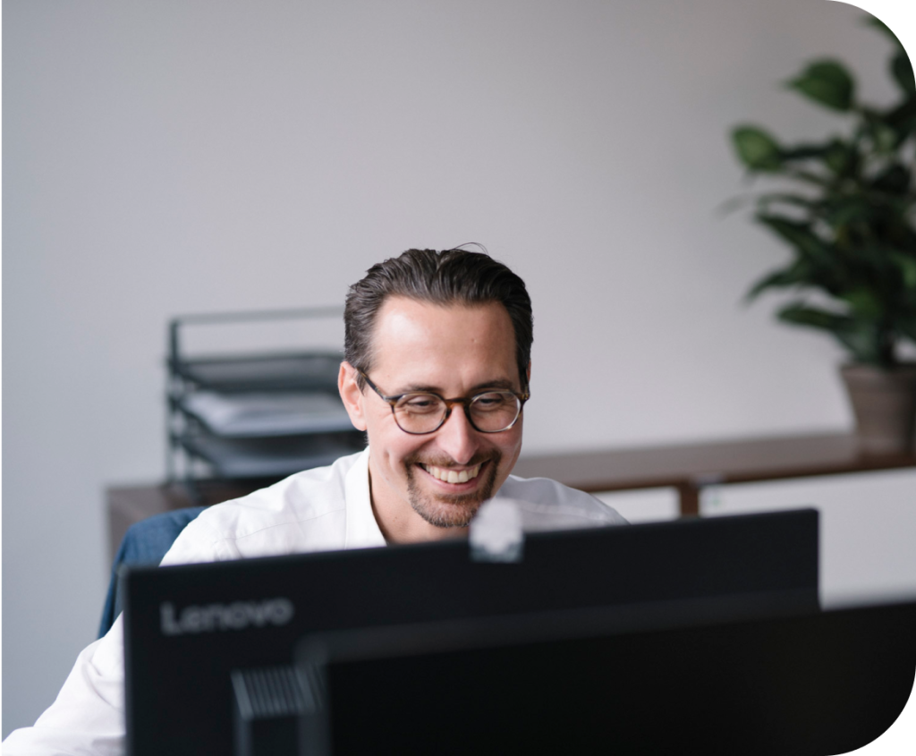 Lachender Mitarbeiter tegosgroup