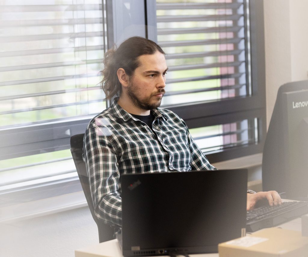 tegos Mitarbeiter im Office