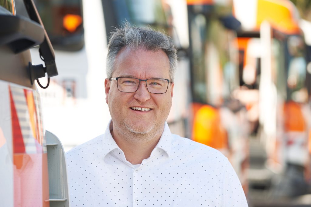 Stefan Suck, IT-Leiter bei Berlin Recycling, auf dem Umschlagplatz des Kunden. Er betont den erfolgreichen Wechsel zu tegos enwis für eine digitale Zukunft