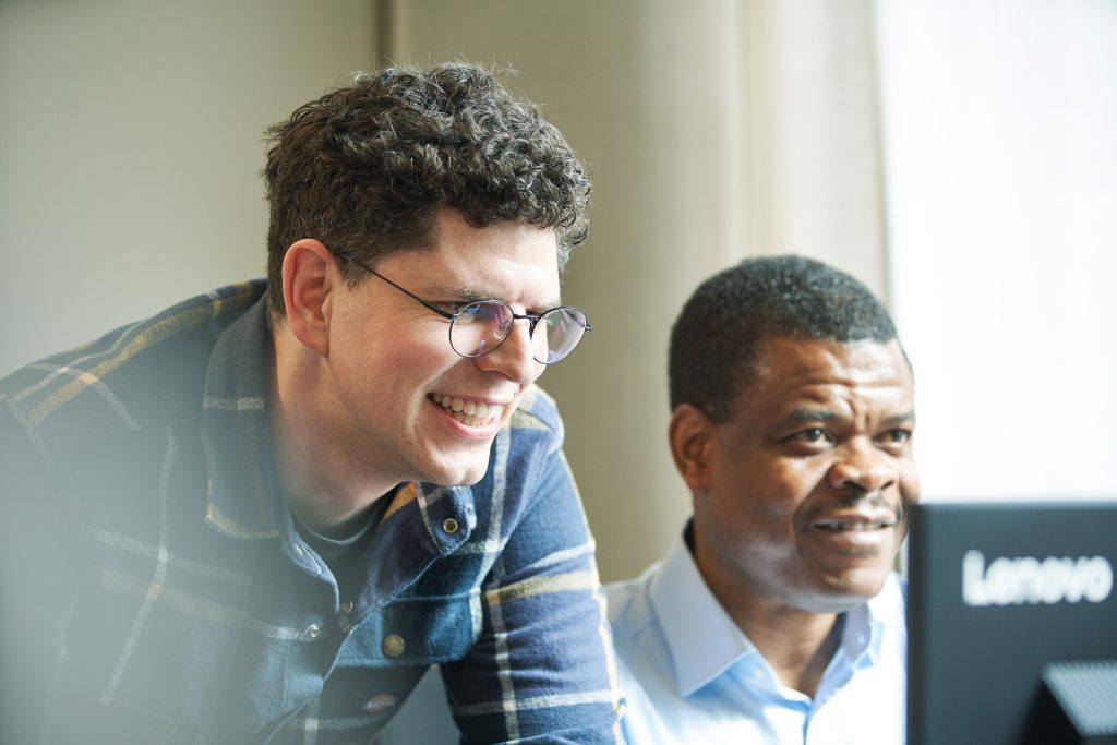 tegos Kollegen bei der Arbeit