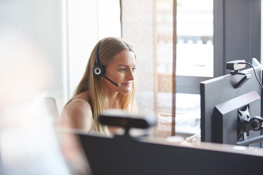 Kollegin am Headset