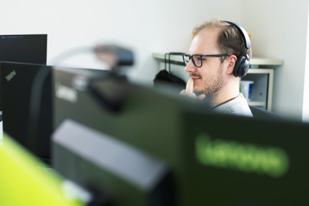 Zuhörender tegos Mitarbeiter 