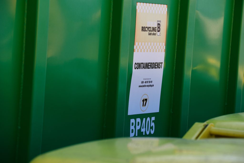 Containerdienst-Software der tegosgroup: Behälter mit IoT-Niveausensoren für effiziente Auftragserstellung und Tourenoptimierung im Abfallmanagement