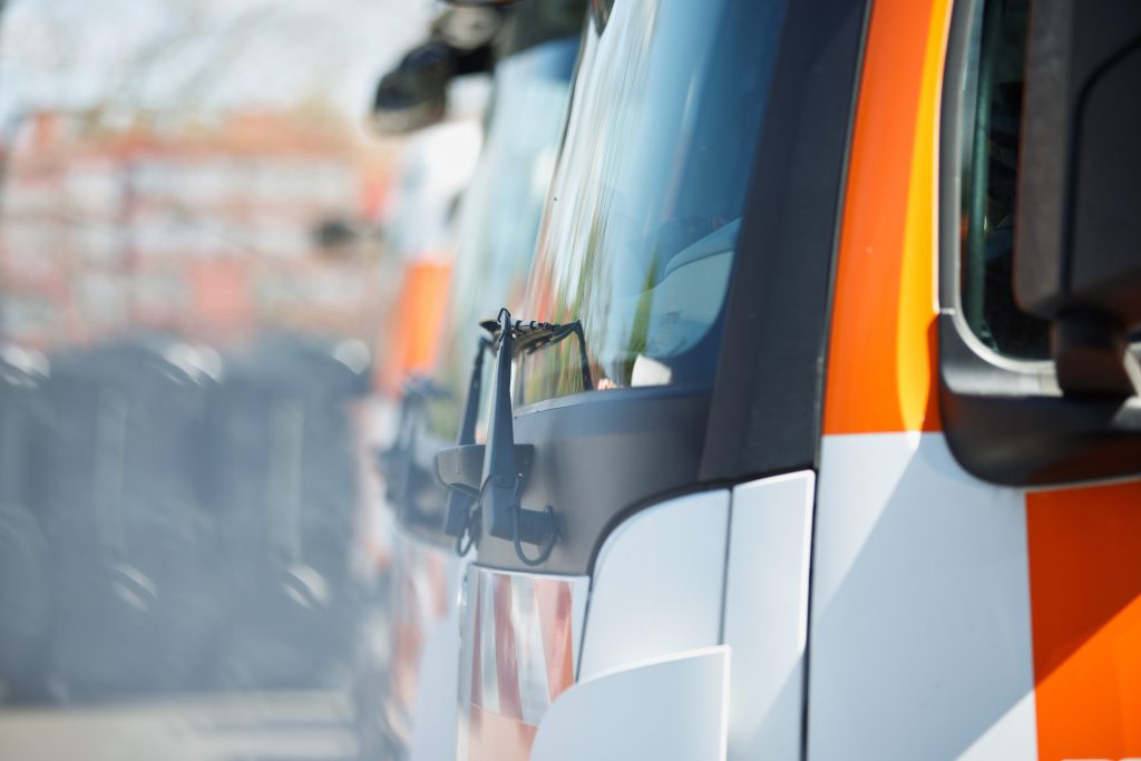 Berlin Recycling LKW im Einsatz, optimiert durch tegosgroup Containerdienst-Software für effiziente grafische Disposition und Telematik